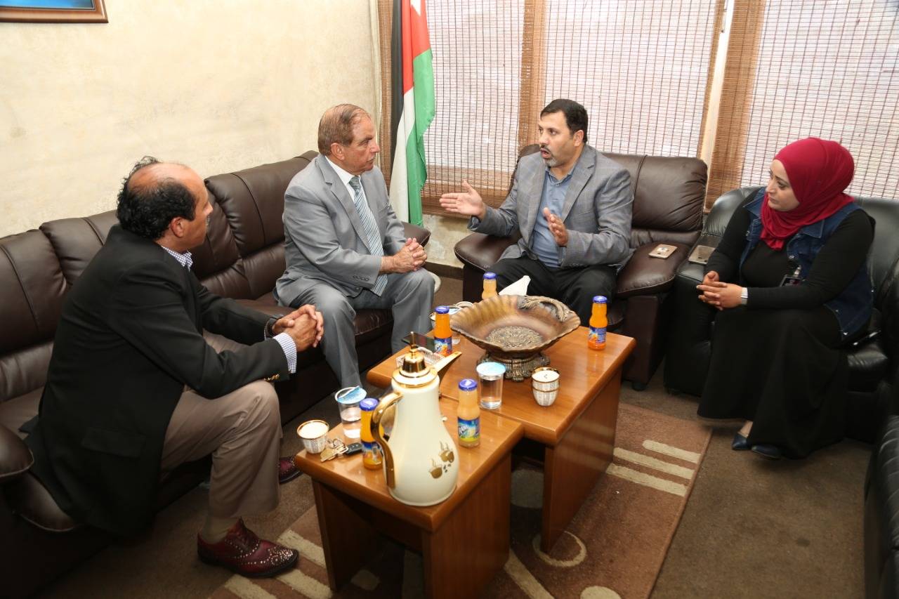 رئيس مجلس إدارة نيروز الاخباري العين غازي الطيب يزور القلعة نيوز ويقدم لإدارتها درع نيروز 