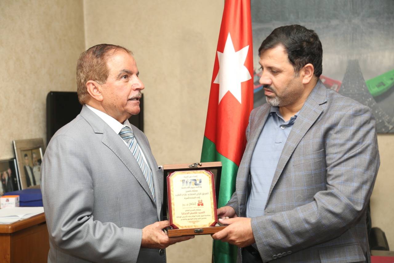 رئيس مجلس إدارة نيروز الاخباري العين غازي الطيب يزور القلعة نيوز ويقدم لإدارتها درع نيروز 