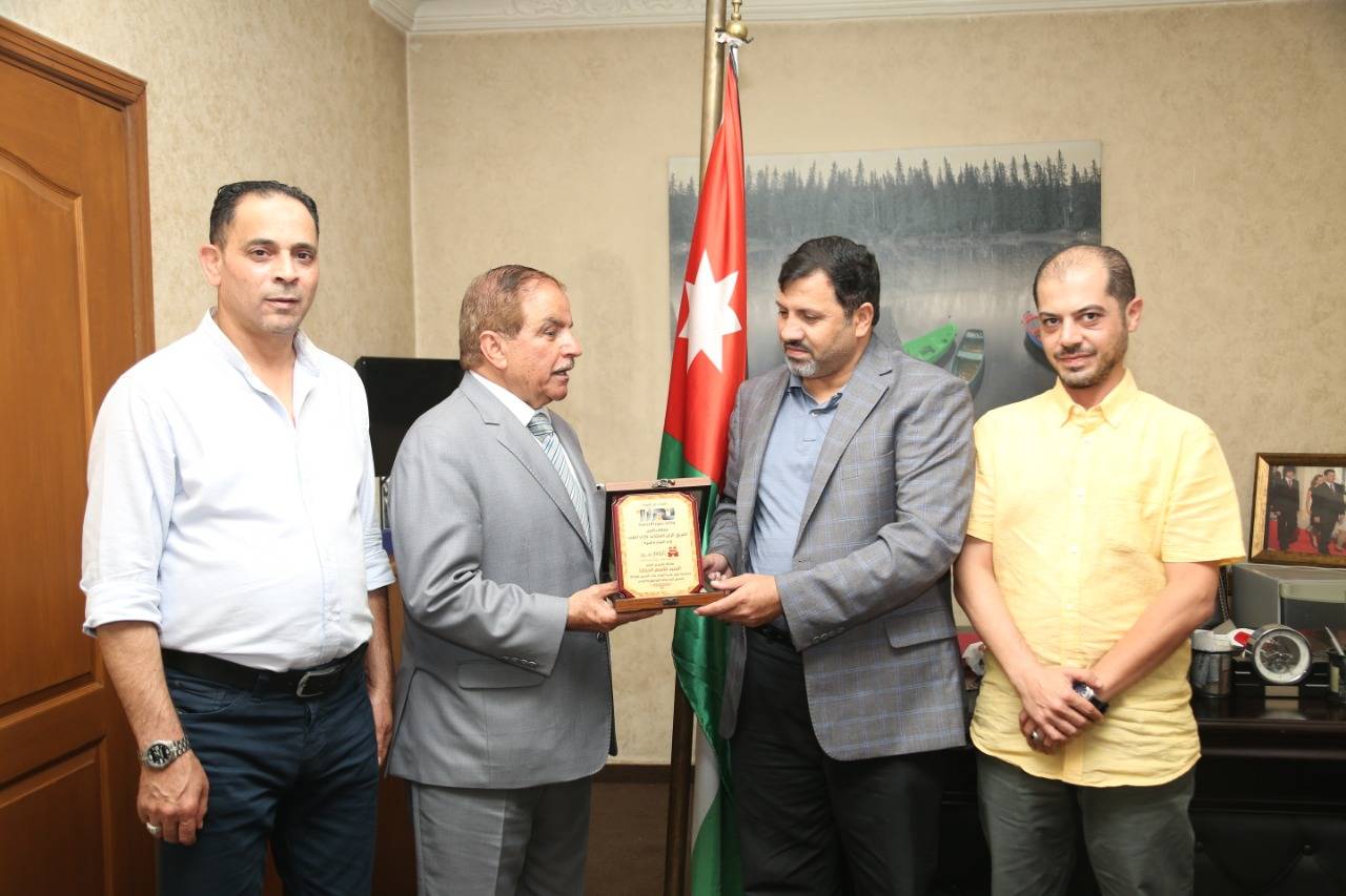 رئيس مجلس إدارة نيروز الاخباري العين غازي الطيب يزور القلعة نيوز ويقدم لإدارتها درع نيروز 