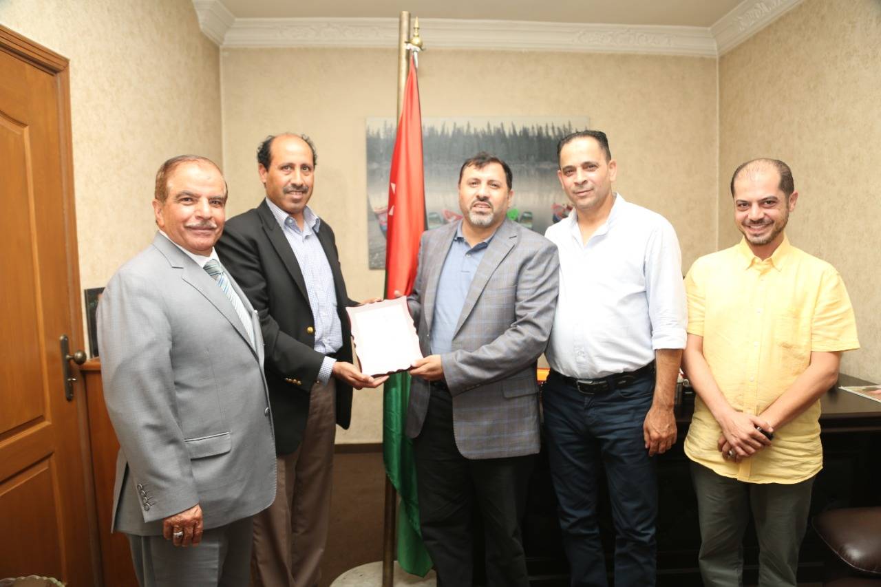 رئيس مجلس إدارة نيروز الاخباري العين غازي الطيب يزور القلعة نيوز ويقدم لإدارتها درع نيروز 