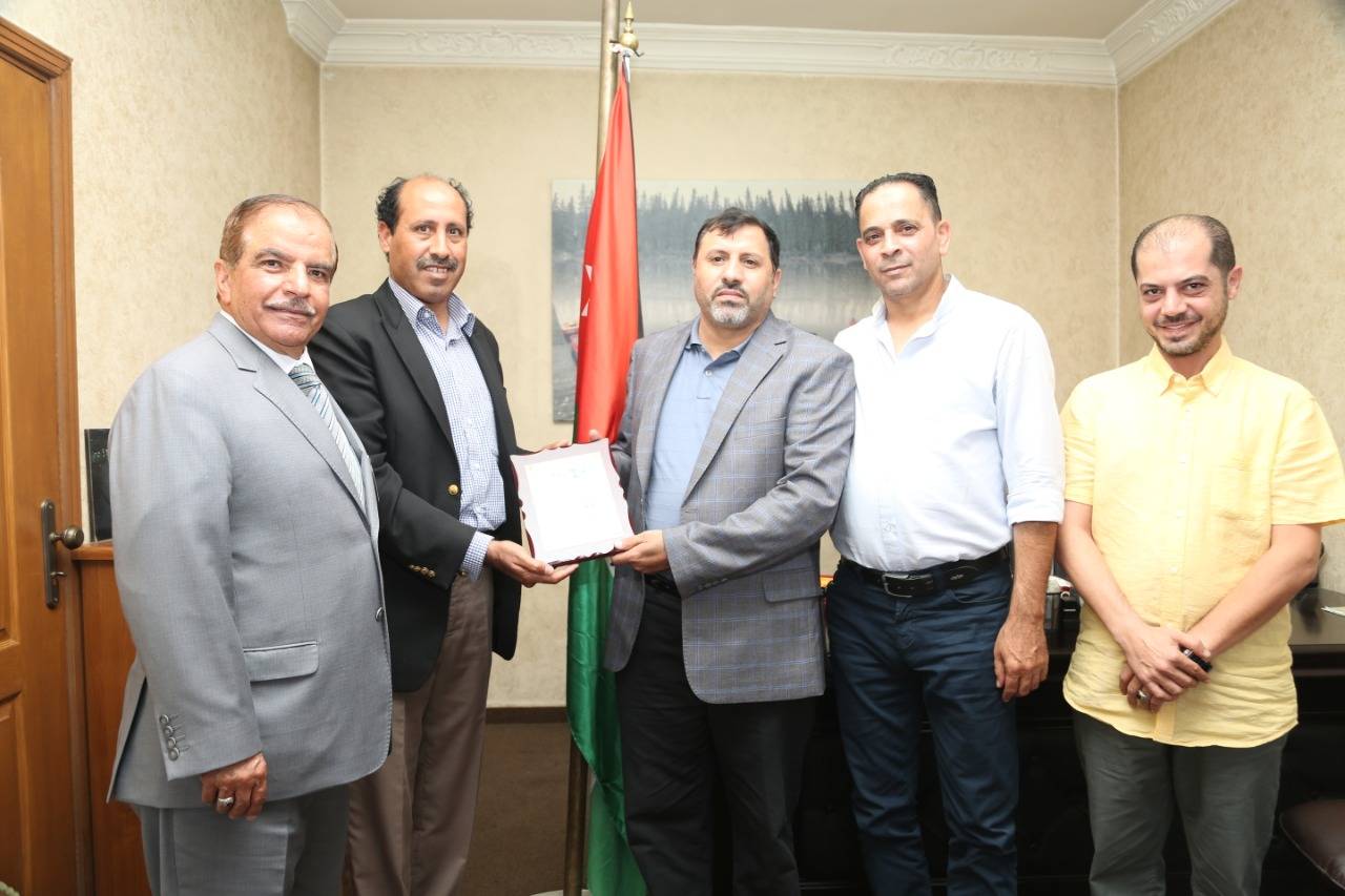 رئيس مجلس إدارة نيروز الاخباري العين غازي الطيب يزور القلعة نيوز ويقدم لإدارتها درع نيروز 