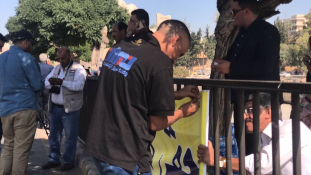 وقفة احتجاجية الآن من امام مجلس النواب  لمبادرة ابشر لدعوة جميع الاطراف للحوار 