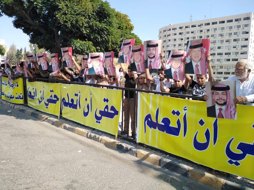 وقفة احتجاجية الآن من امام مجلس النواب  لمبادرة ابشر لدعوة جميع الاطراف للحوار 