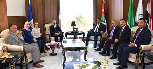 جامعة جدارا توقع مذكرة تفاهم مع جامعة كوينز بلفاست البريطاينة