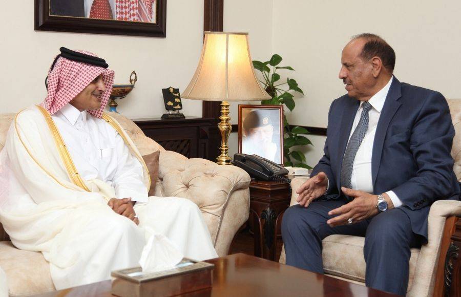 وزير الداخلية يلتقي السفير القطري في عمان