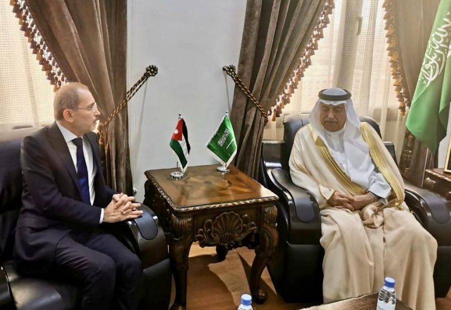 الصفدي يلتقي نظرائه المشاركين في الاجتماع الطارئ لمجلس وزراء خارجية الدول الأعضاء في منظمة التعاون الاسلامي