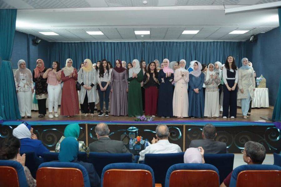 مدارس النظم الحديثة تكرم أوائل الثانوية العامة من طالبات الفوج الرابع عشر