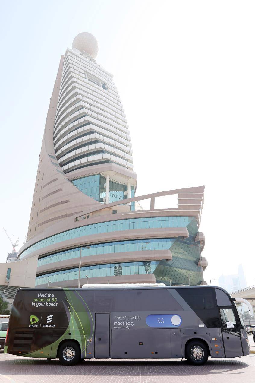 جولة حافلة الجيل الخامس اتصالات تنشر وتُعمّم التجارب والاستخدامات الحية للجيل الخامس