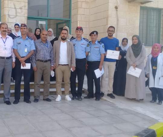 تكريم المشاركين بدورة اصدقاء الشرطة في مستشفى النسائية والاطفال المفرق