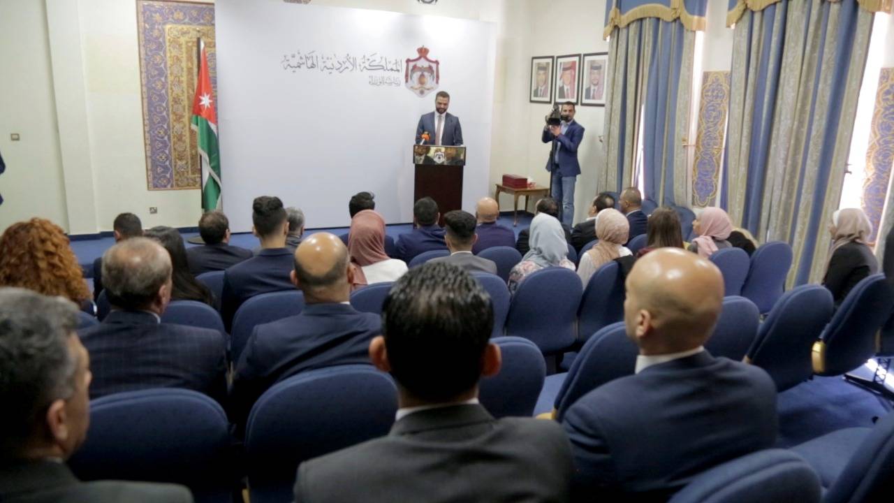 تخريج طلبة متدربين في رئاسة الوزراء