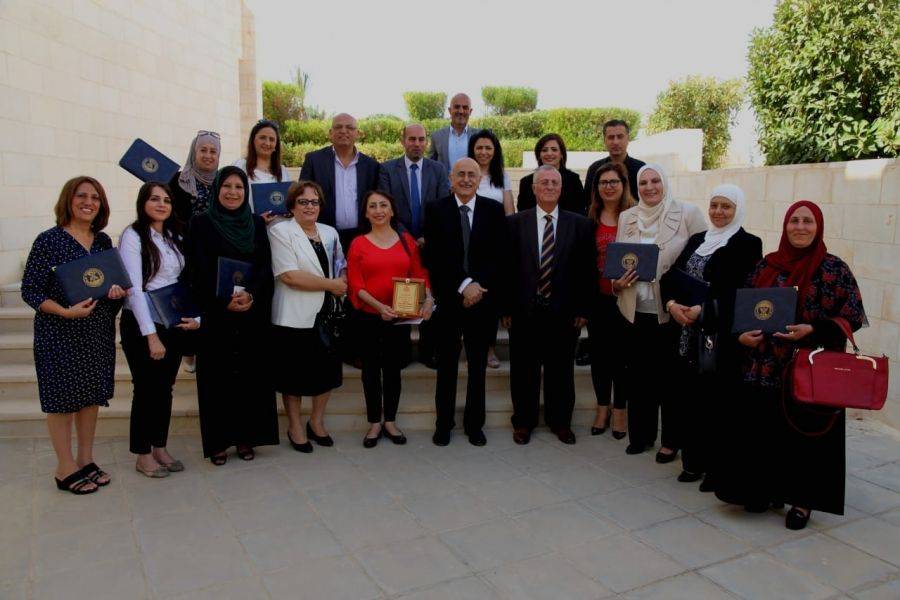 الجامعة الاميركية في مادبا تحتفل بتخريج دورة التفكير الاستراتيجي