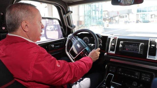 اردوغان يفحص السيارة TUGLA المصنعة في شركة BMC التركية