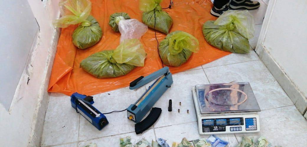 إدارة مكافحة المخدرات تنفذ حملة أمنية في الرمثا وتلقي القبض على خمسة أشخاص من المطلوبين 