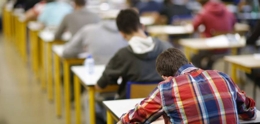 وزير سابق: يجب تأجيل امتحانات التوجيهي لتعويض الطلبة