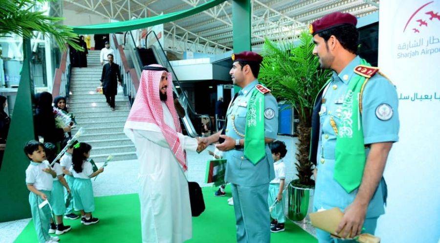 شرطة الشارقة تستقبل الأشقاء السعوديين بوشاح لعلم البلدين احتفاء بيومهم الوطني ال89