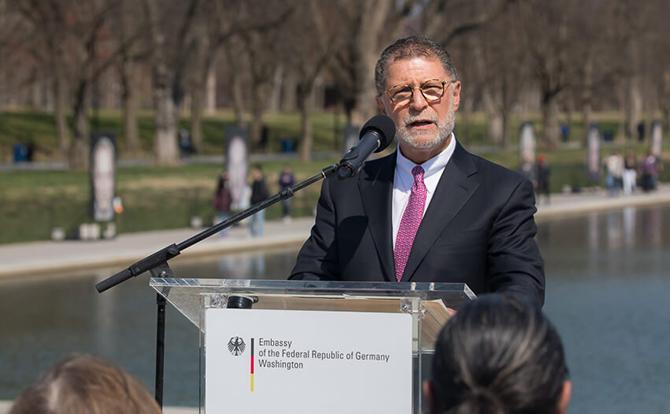 اللجنة العليا للأخوة الإنسانية تضم الحاخام بروس لوستيج إلى عضويتها