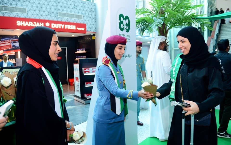 شرطة الشارقة تستقبل الأشقاء السعوديين بوشاح لعلم البلدين احتفاء بيومهم الوطني ال89  