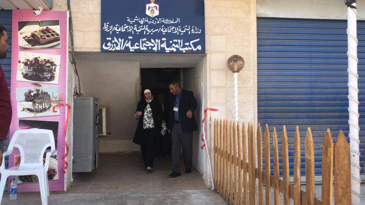 اسحاقات  تتفقد أوضاع المواطنين في الموقر والأزرق وتستمع لمطالبهم 