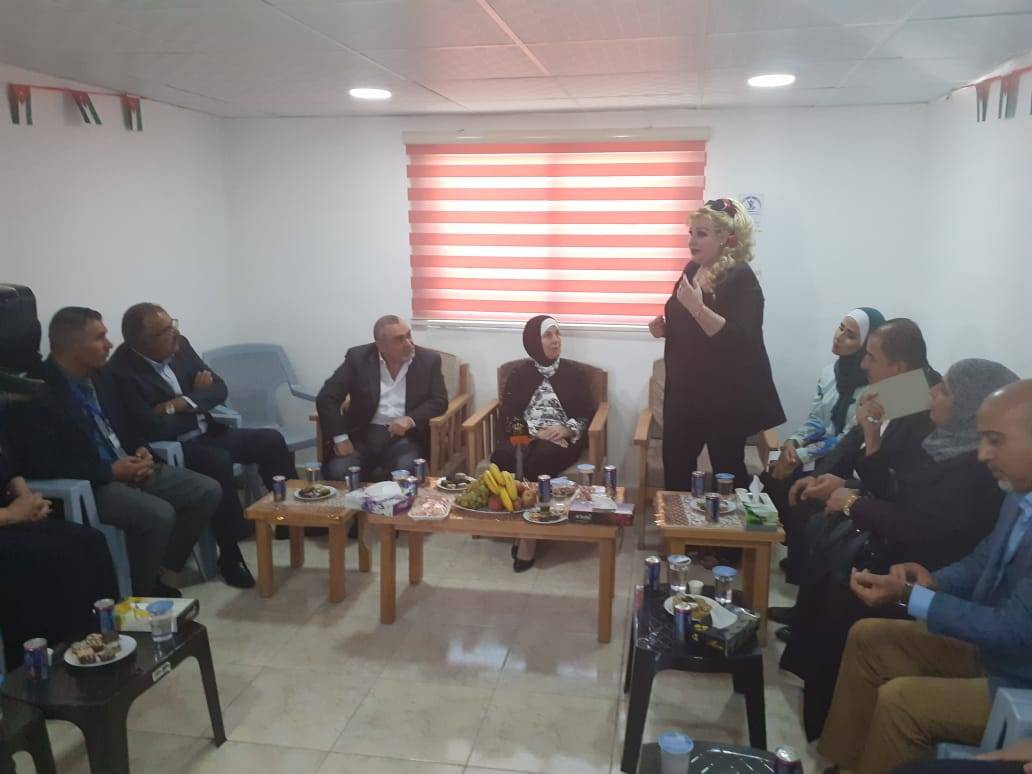 اسحاقات  تتفقد أوضاع المواطنين في الموقر والأزرق وتستمع لمطالبهم 