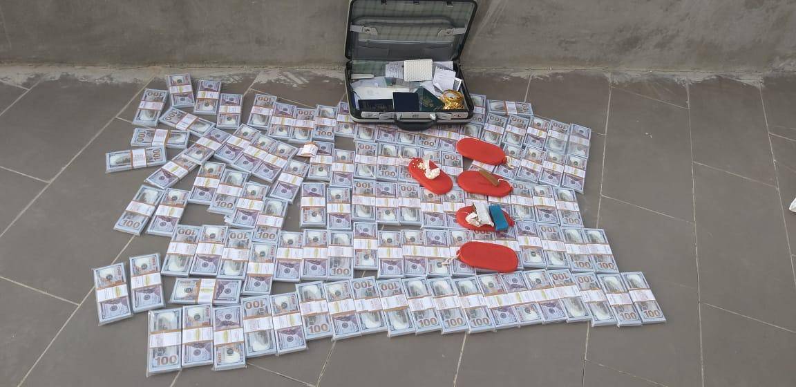ضبط كمية كبيرة من الدولارات المزيفة التي تستخدم في عمليات الاحتيال 