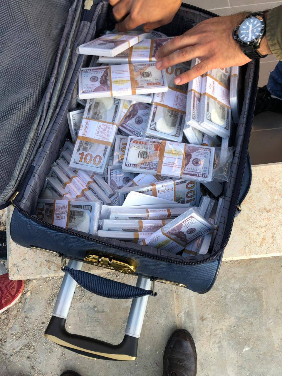 ضبط كمية كبيرة من الدولارات المزيفة التي تستخدم في عمليات الاحتيال 