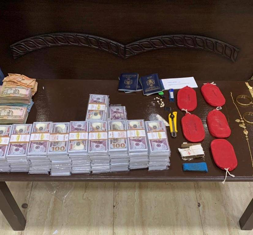 ضبط كمية كبيرة من الدولارات المزيفة التي تستخدم في عمليات الاحتيال 