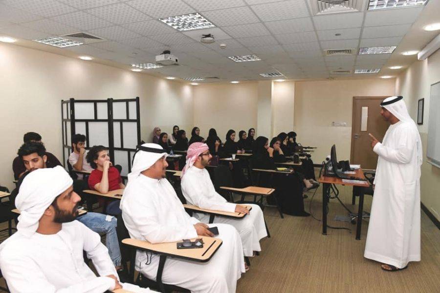 مسابقة سلطان بن زايد الشعرية لطلبة الجامعات تُنظّم لقاءات مع طلبة الجامعات المشاركة فيها