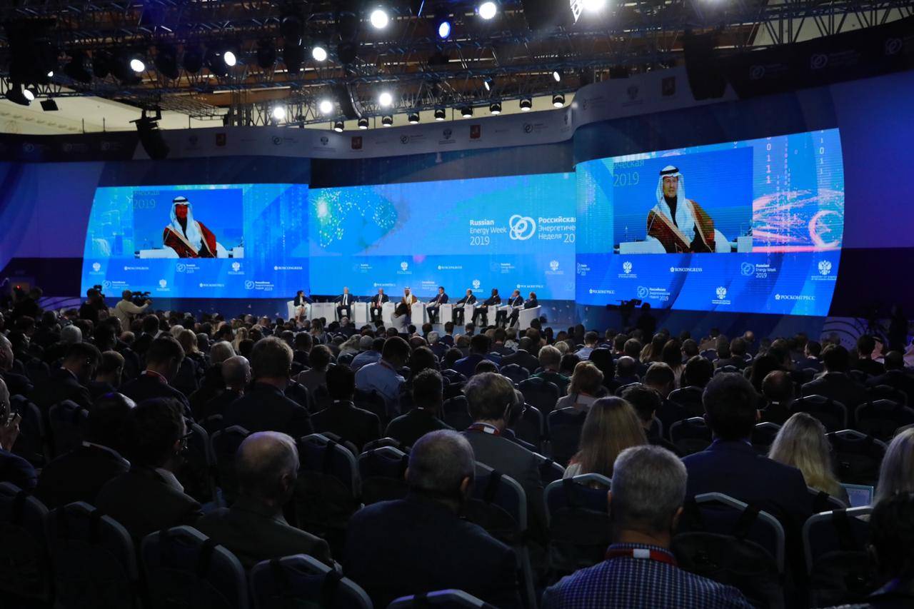 السعودية ... سمو وزير الطاقة : طوينا صفحة الهجمات وإنتاج النفط عاد بالكامل