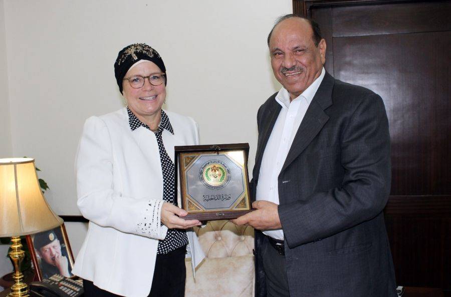 وزير الداخلية يلتقي السفيرة الهولندية في عمان