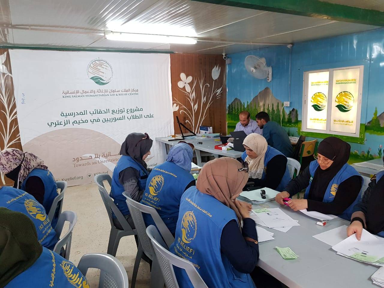 مركز الملك سلمان للإغاثة يستهدف اكثر من 30 الف طالب سوري في الاردن بالحقائب المدرسية 