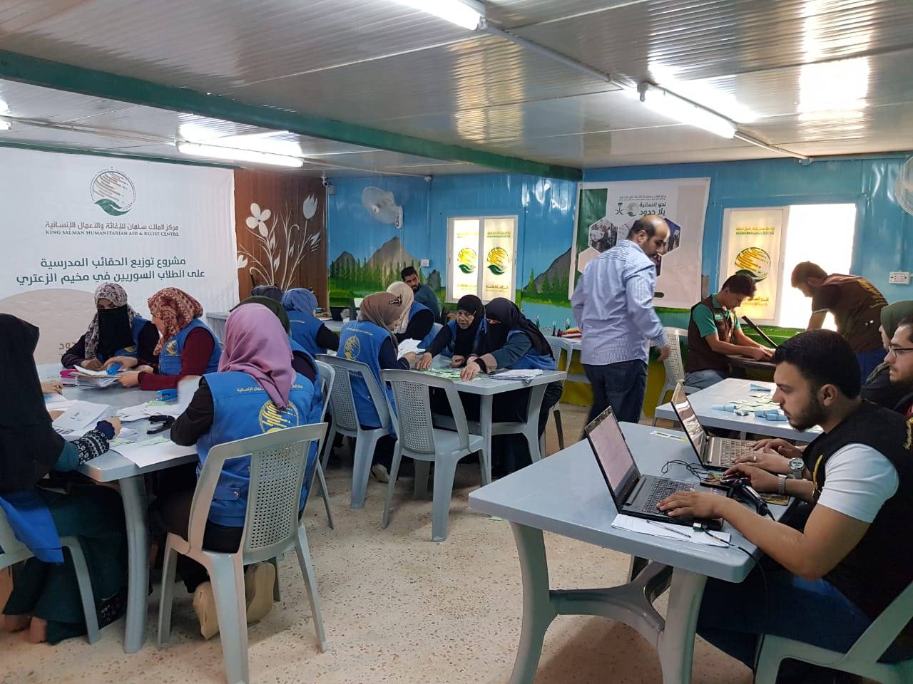 مركز الملك سلمان للإغاثة يستهدف اكثر من 30 الف طالب سوري في الاردن بالحقائب المدرسية 