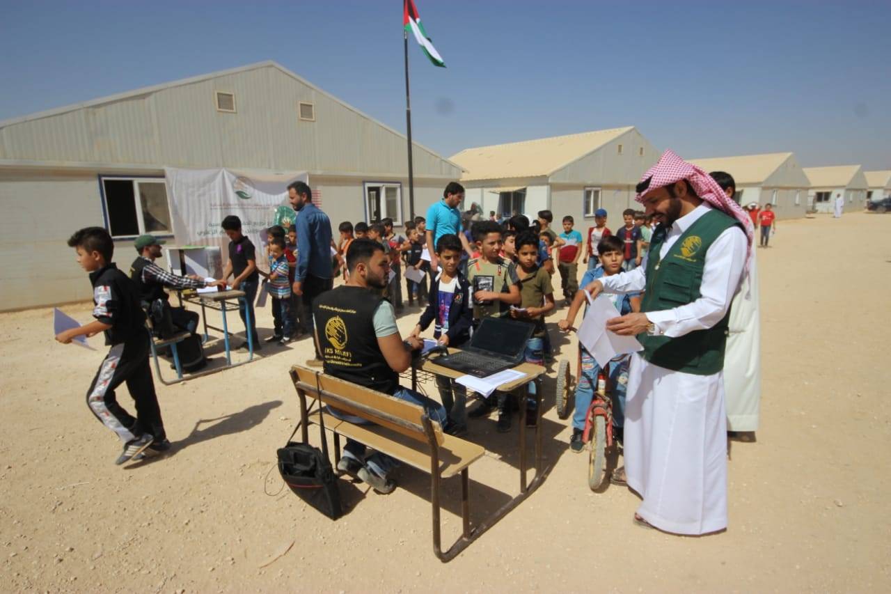 مركز الملك سلمان للإغاثة يباشر توزيع الحقائب المدرسية على أبناء السوريين في مخيم الزعتري