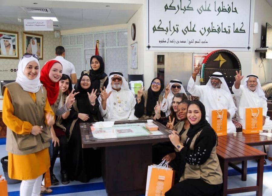 متطوعات جامعة عجمان يرسمن البسمة على وجوه كبار المواطنين