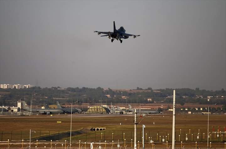 ضمن عملية نبع السلام .. الطيران التركي يقصف حتى عمق 30 كيلو متر