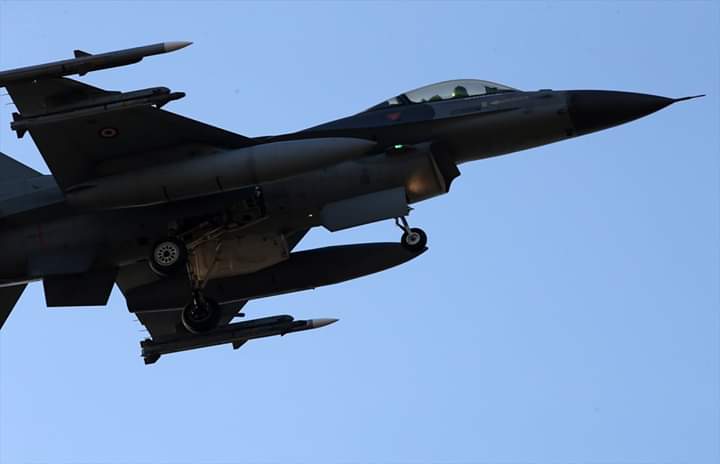 ضمن عملية نبع السلام .. الطيران التركي يقصف حتى عمق 30 كيلو متر