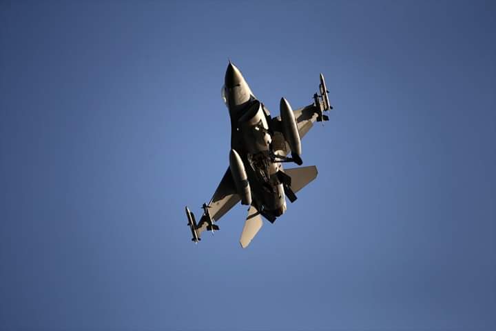 ضمن عملية نبع السلام .. الطيران التركي يقصف حتى عمق 30 كيلو متر