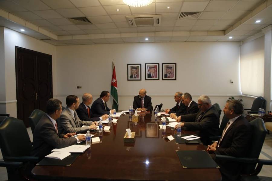 الرزاز يجتمع بالفريق المكلف بمراجعة المخالفات الواردة في تقارير ديوان المحاسبة