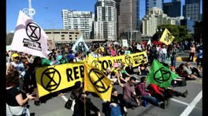 الشرطة البريطانية: عدد الذين تم اعتقالهم من الناشطين من جماعة تمرد ضد الإنقراض بلغ نحو 1300 شخص