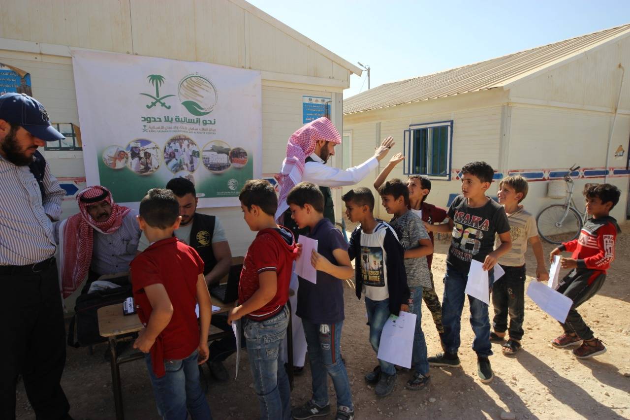 مركز الملك سلمان للإغاثة يواصل توزيع الحقائب المدرسية على أبناء اللاجئين السوريين  في مخيم الزعتري