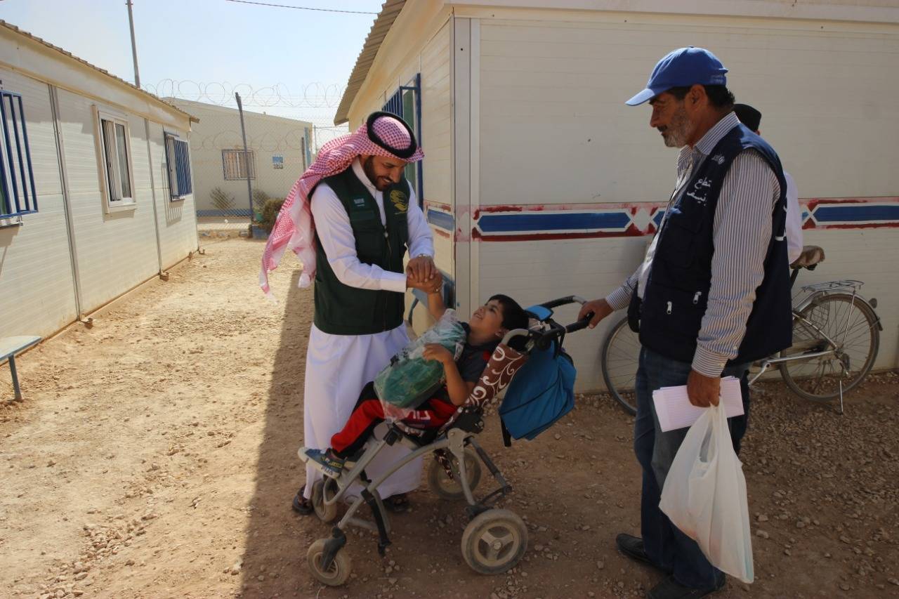 مركز الملك سلمان للإغاثة يواصل توزيع الحقائب المدرسية على أبناء اللاجئين السوريين  في مخيم الزعتري