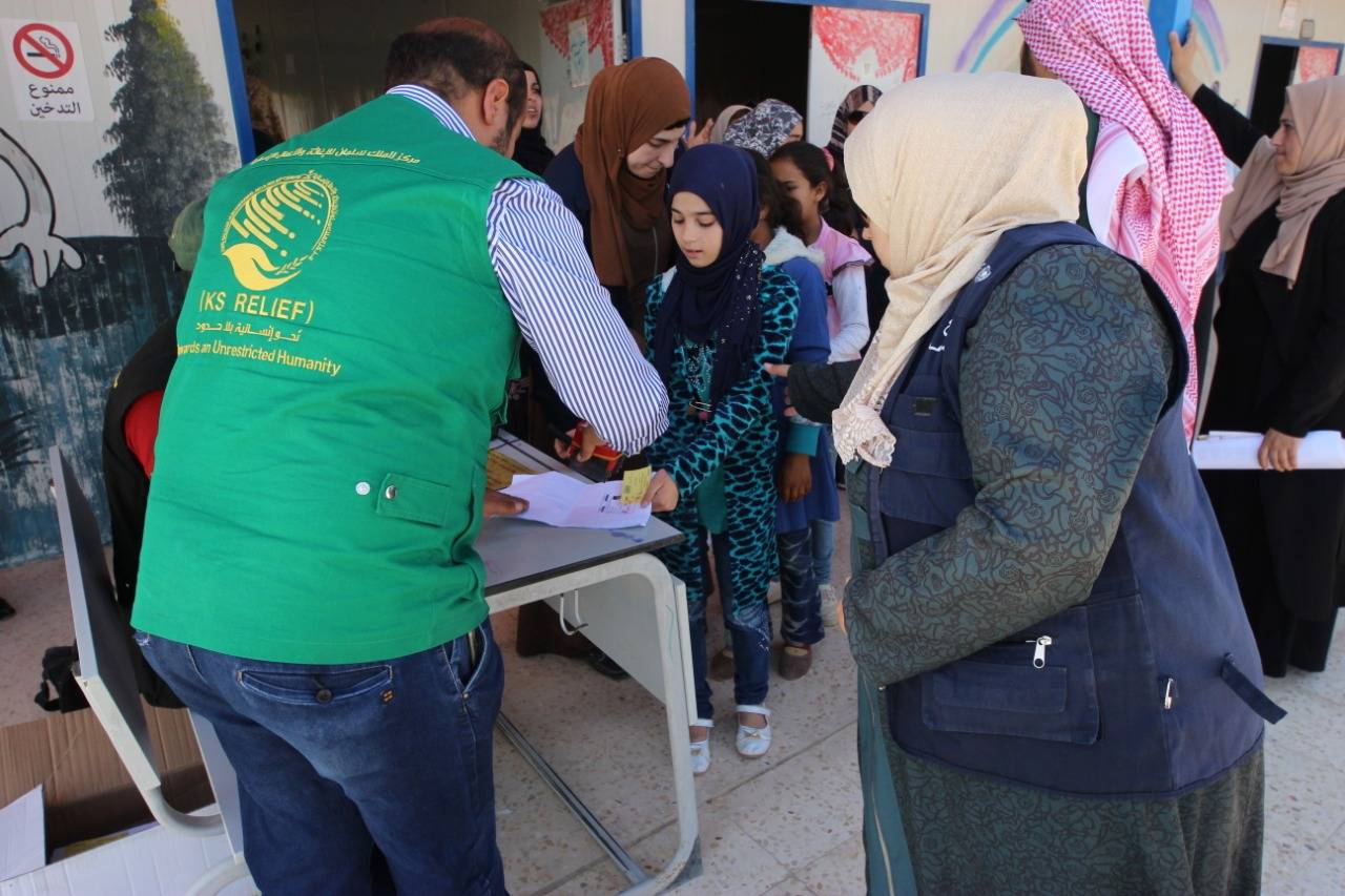 مركز الملك سلمان للإغاثة يواصل توزيع الحقائب المدرسية على أبناء اللاجئين السوريين  في مخيم الزعتري
