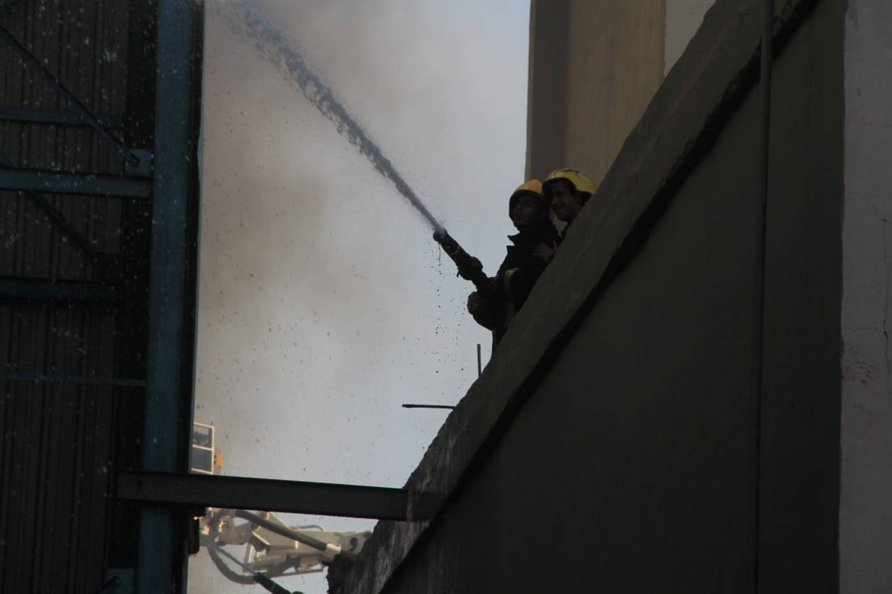 الدفاع المدني يخمد حريق مصنع في العاصمة عمان