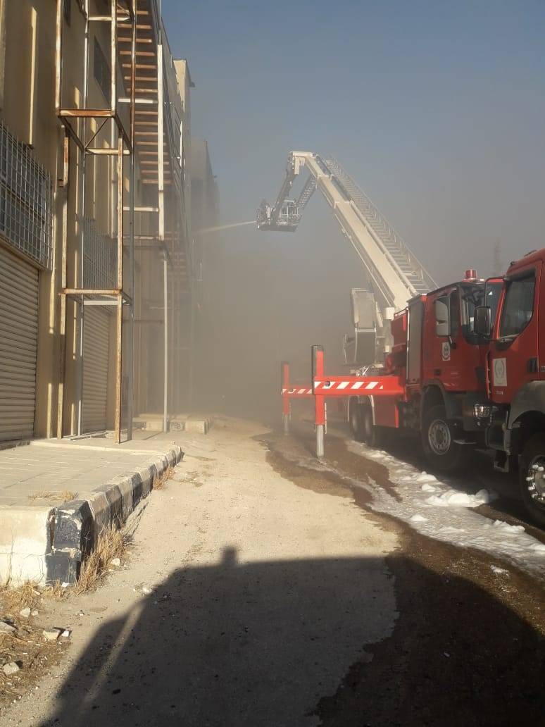 الدفاع المدني يخمد حريق مصنع في العاصمة عمان