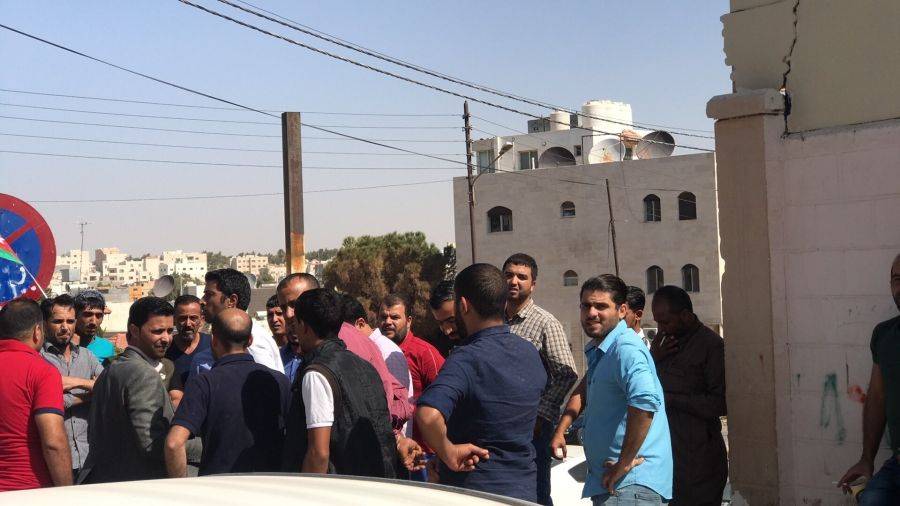 متعطلون عن العمل ينفذون وقفة احتجاجية أمام مبنى محافظة مادبا
