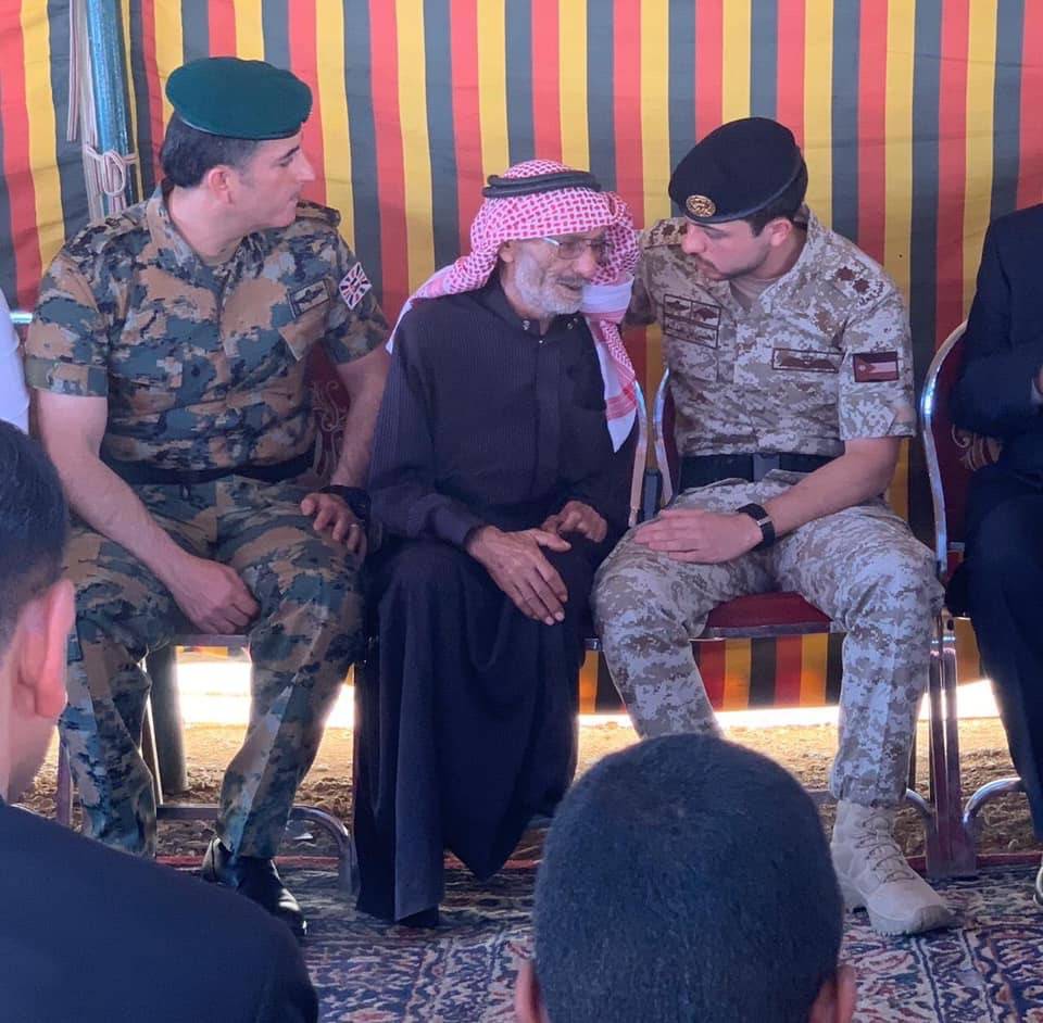  سمو ولي العهد يقدم  التعازي بالفقيد الرقيب مالك المشاقبة 