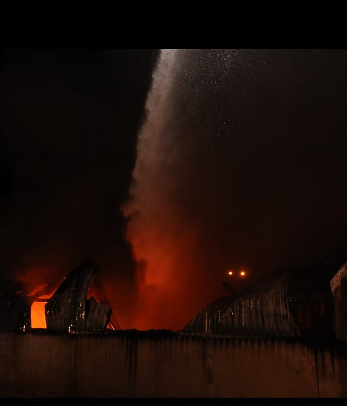 الدفاع المدني يخمد حريق  ( هنجر ) للإسفنج ومواد التنظيف بمنطقة الموقر