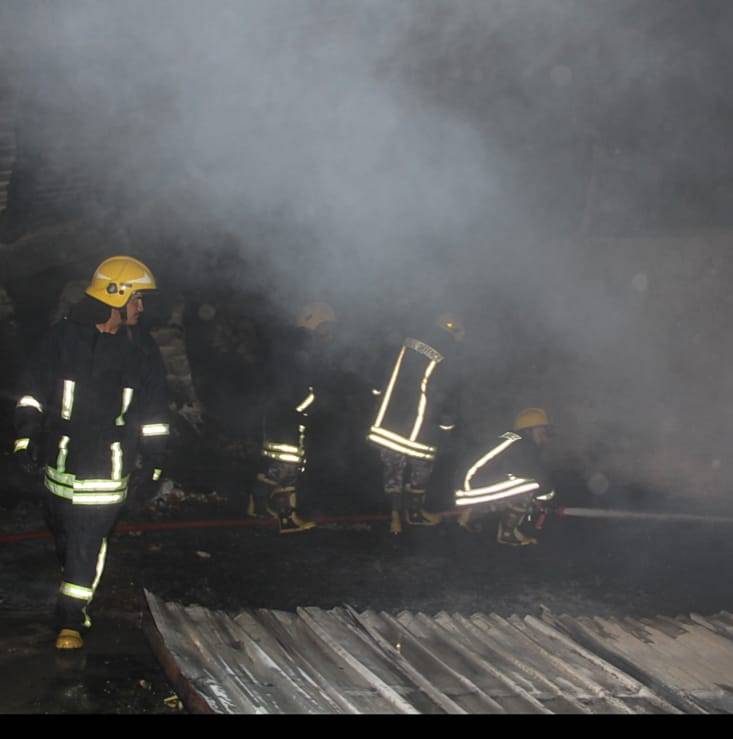 الدفاع المدني يخمد حريق  ( هنجر ) للإسفنج ومواد التنظيف بمنطقة الموقر