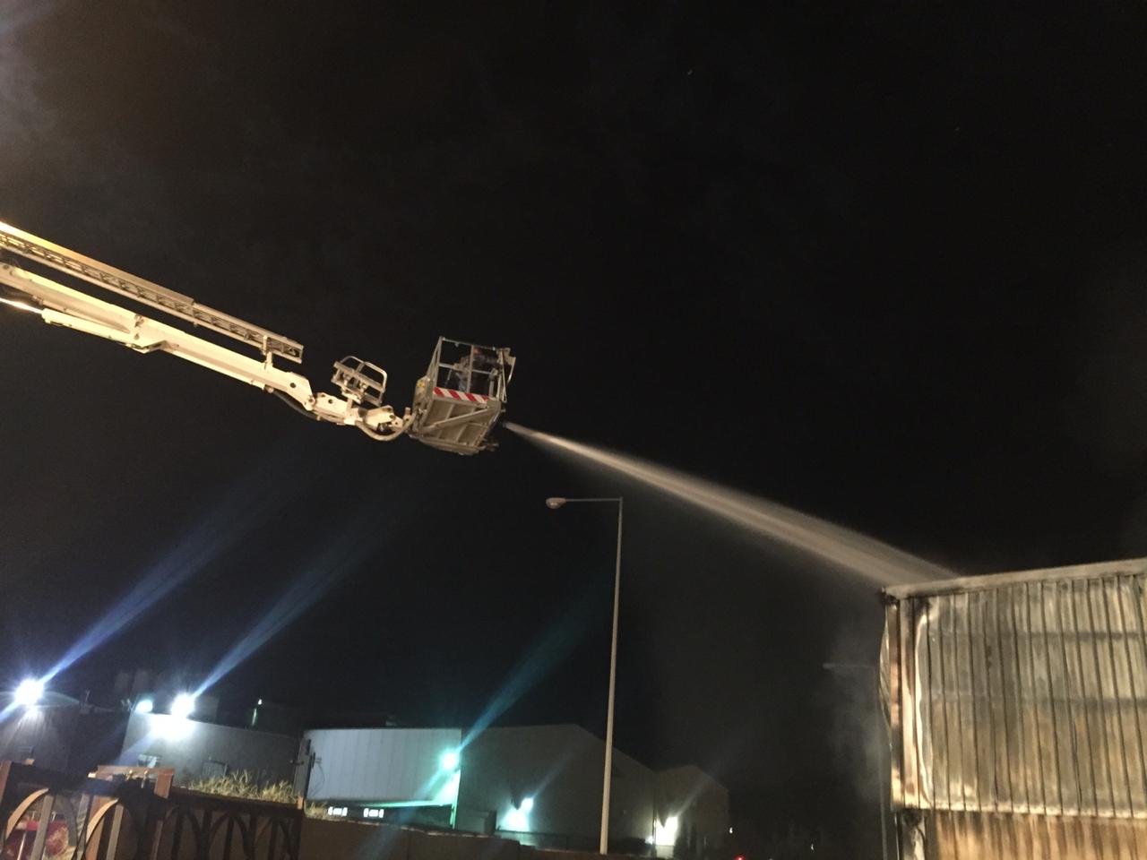 الدفاع المدني يخمد حريق  ( هنجر ) للإسفنج ومواد التنظيف بمنطقة الموقر