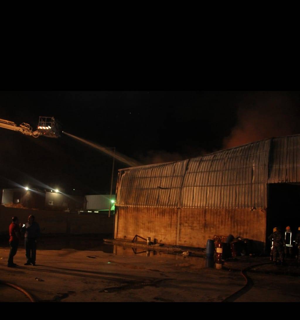 الدفاع المدني يخمد حريق  ( هنجر ) للإسفنج ومواد التنظيف بمنطقة الموقر