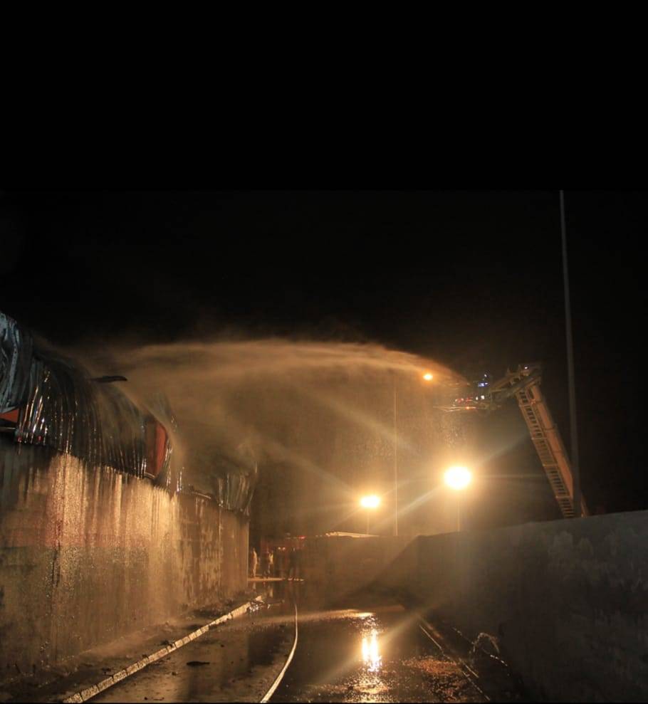 الدفاع المدني يخمد حريق  ( هنجر ) للإسفنج ومواد التنظيف بمنطقة الموقر